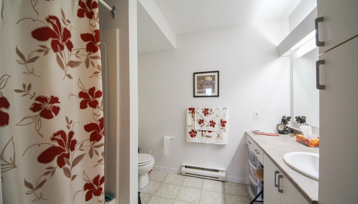 368 Gauvin Road Apartments Bathroom Image