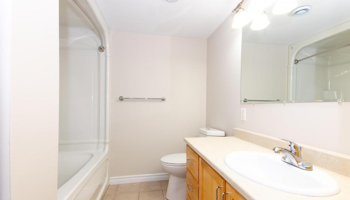 Belmar Plaza Bathroom Image