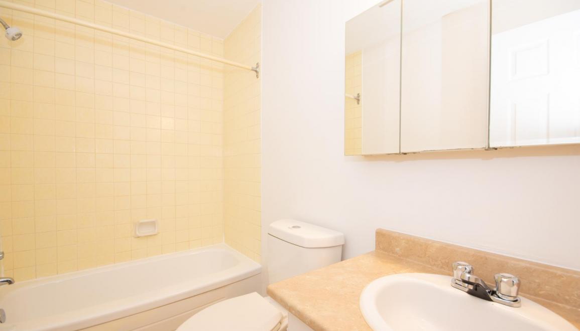 Elroy Apartments Bathroom Image