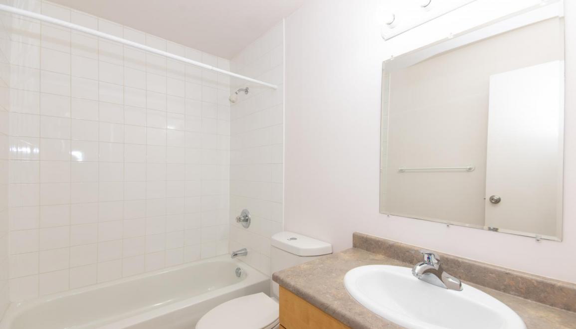 Pine Glen Apartments Bathroom Image