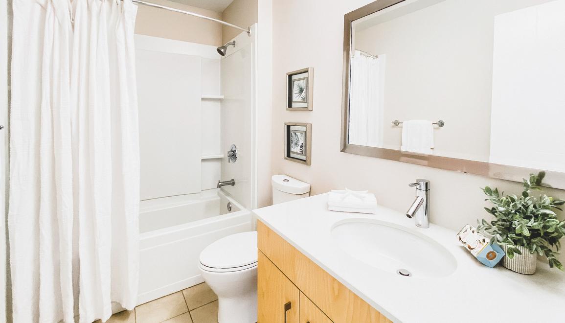 Bennett House Apartments Bathroom With Tub Image