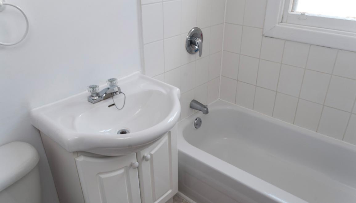 3565 Connaught Avenue Bathroom Image