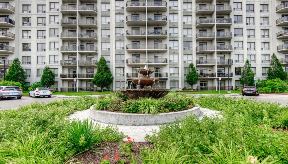 Richmond Hill Apartments Exterior Water Fountain Image