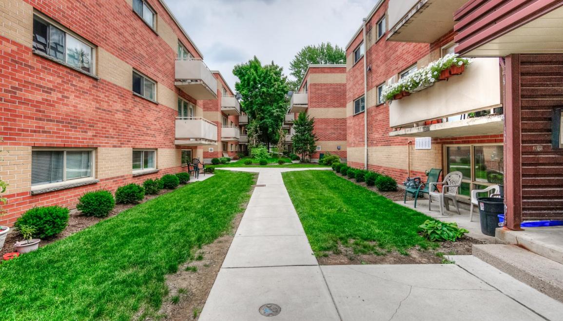 Westminster Apartments Exterior Pathway Image