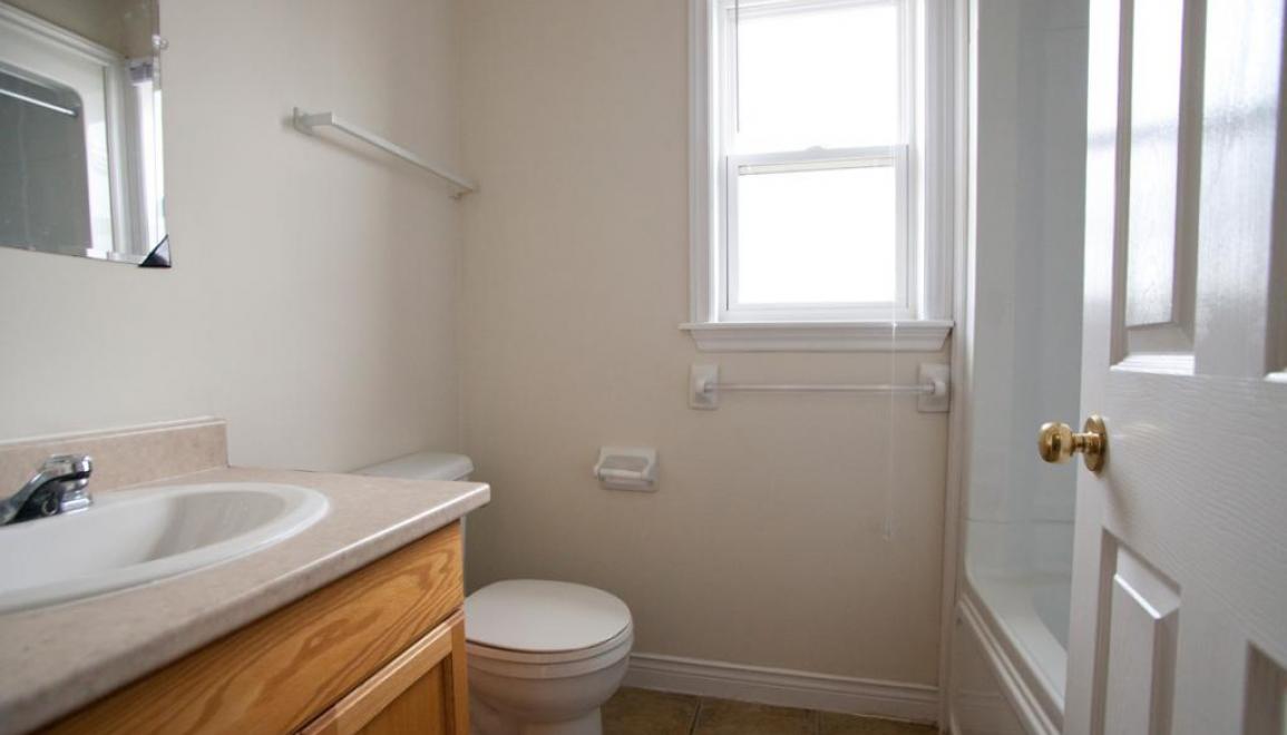 505 - 525 University Avenue Bathroom 2 Image