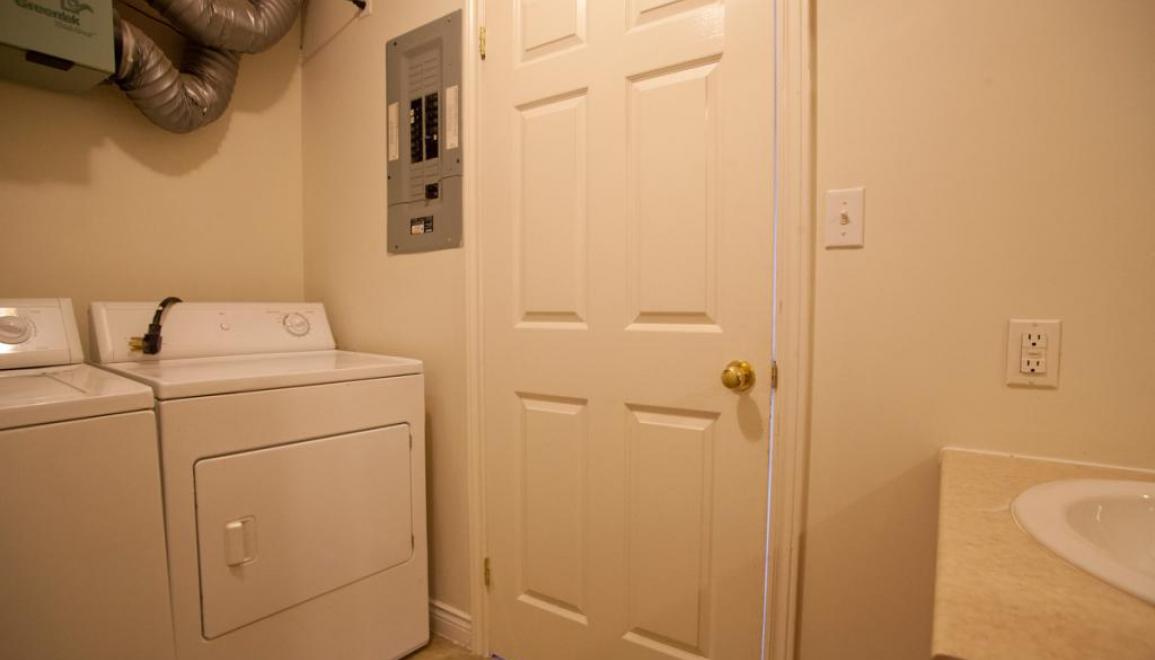 505 - 525 University Avenue Laundry Room Image