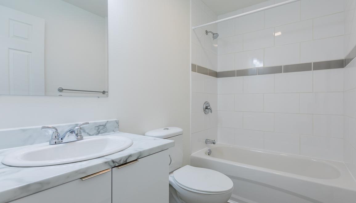 Cedar Glen Apartments Bathroom