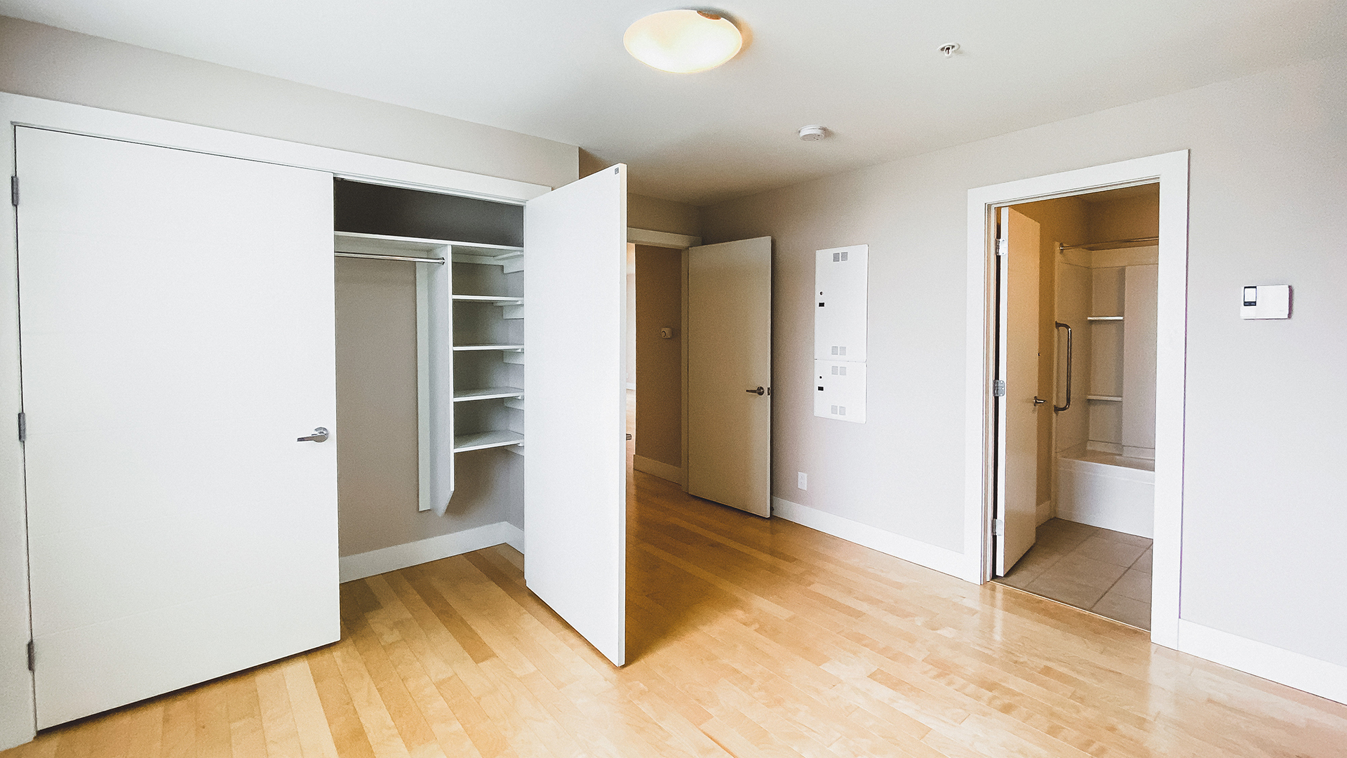 Bennett House Apartments Bedroom With Closet Image