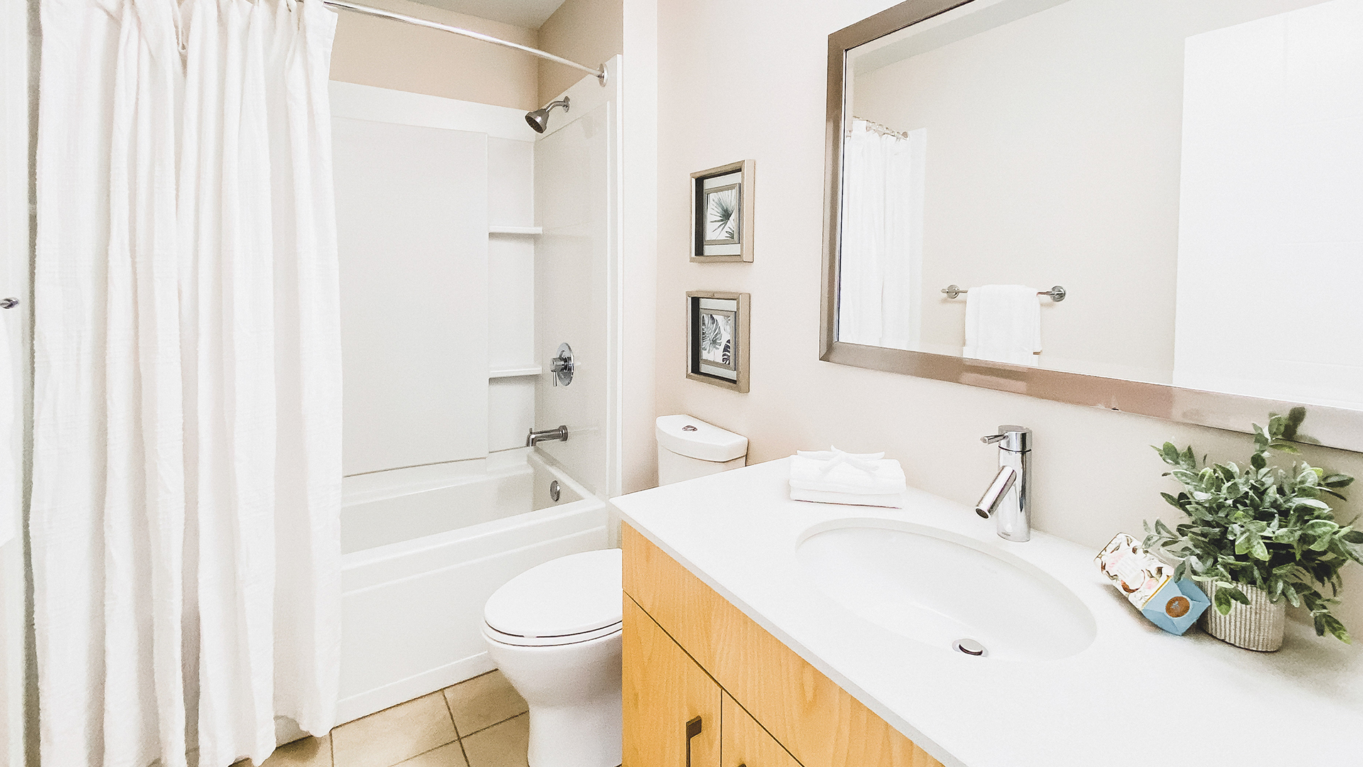 Bennett House Apartments Bathroom With Tub Image