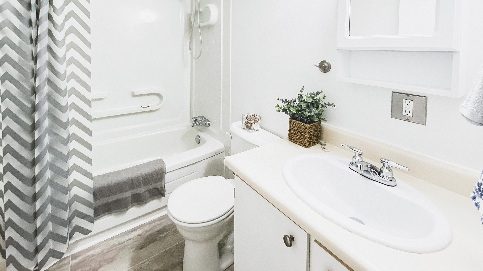 Blackshire Court Bathroom Image