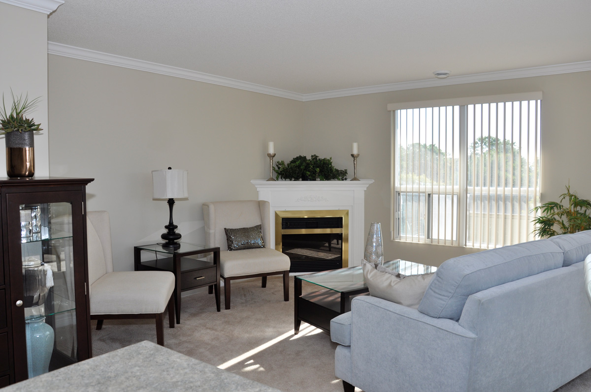Rivers Edge 2 Apartments Living Room Image