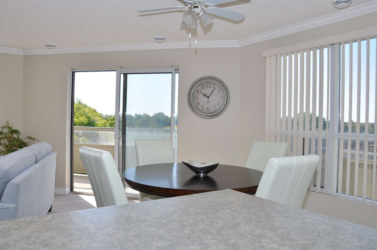 Rivers Edge 2 Apartments Dining Area Image