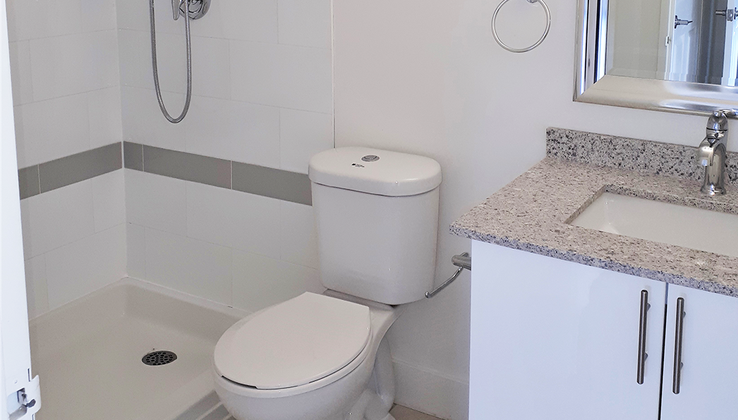 Rivers Edge 2 Apartments Renovated Bathroom