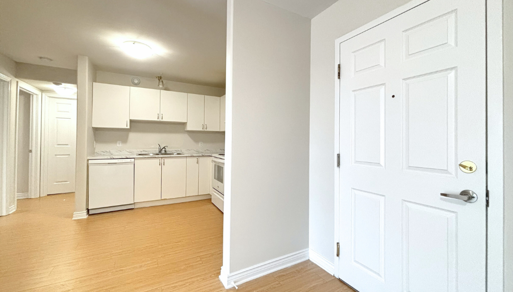 360 Acadie - Entrance