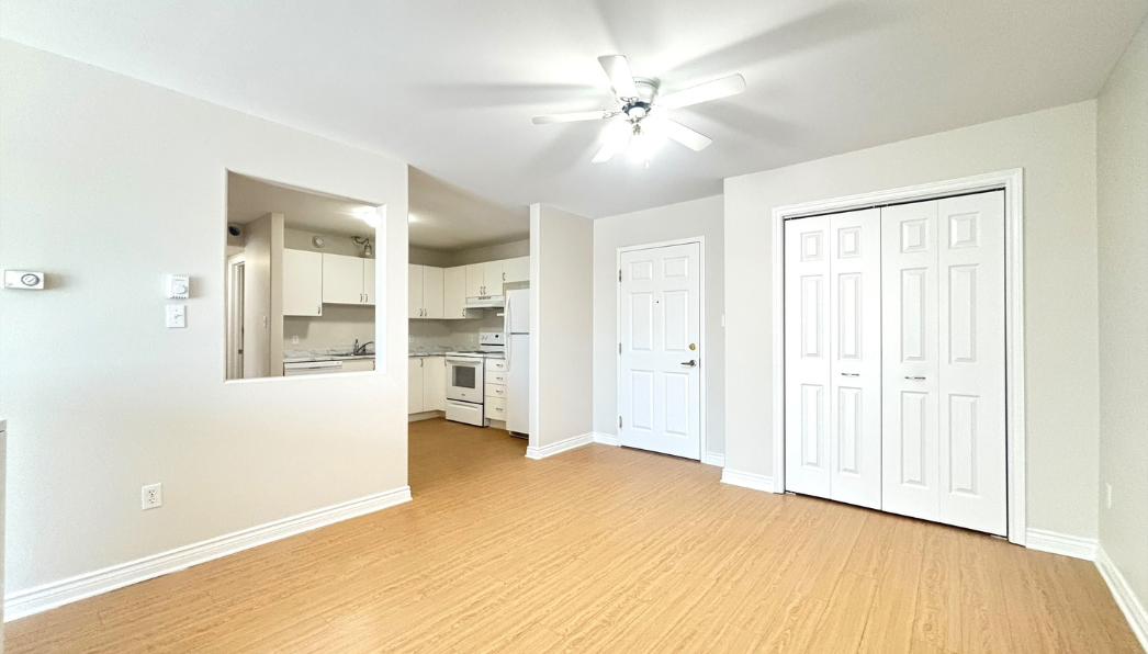 360 Acadie - Entrance