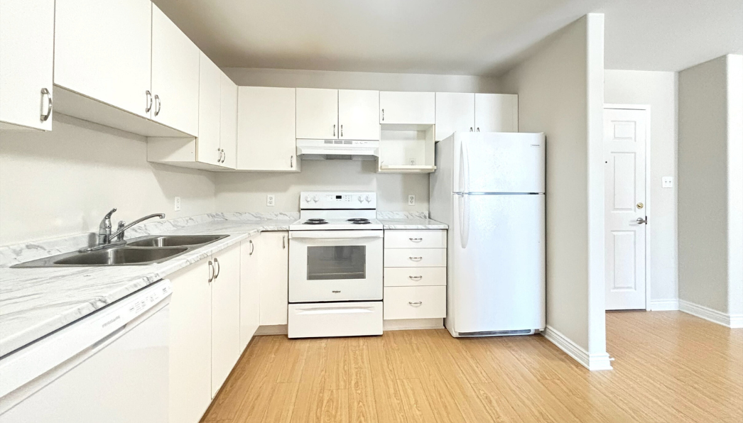 360 Acadie - Kitchen