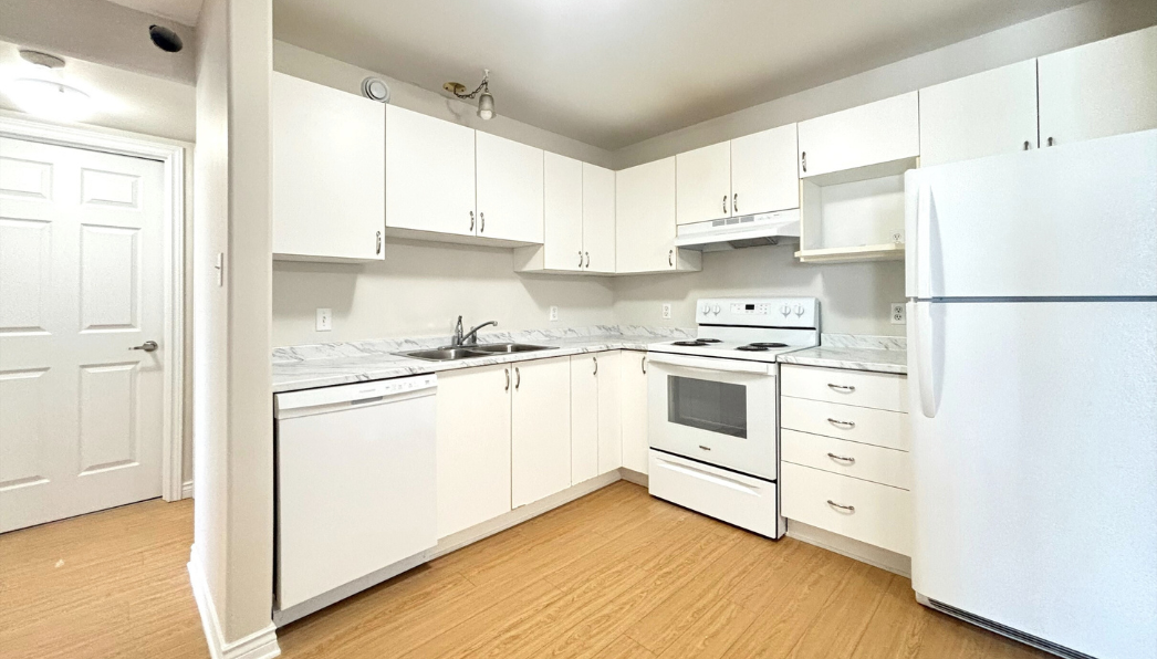 360 Acadie - Kitchen