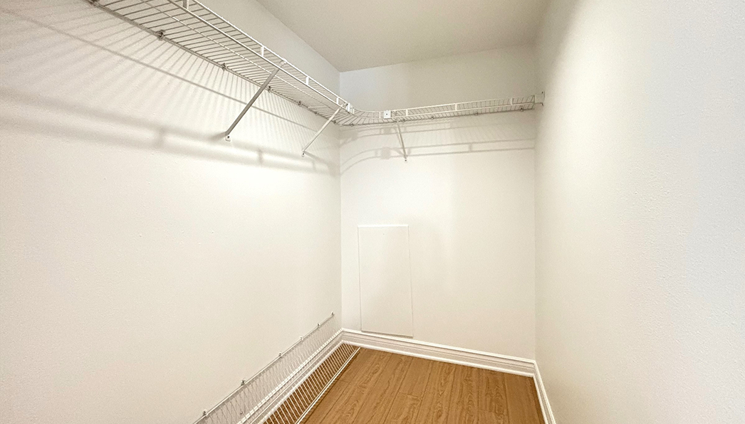 Cambridge Court Walk-In Closet