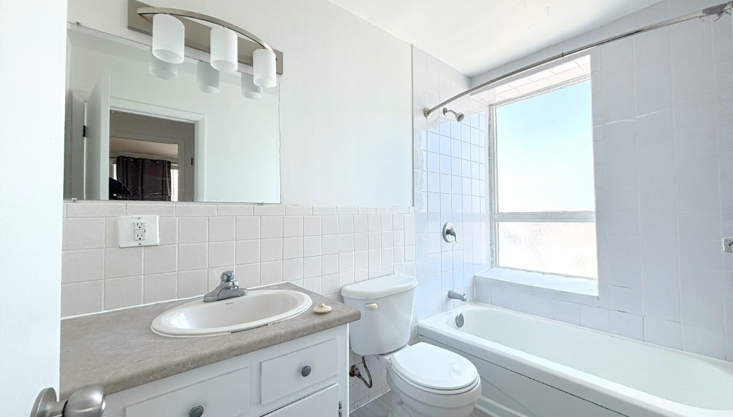 Centennial Towers & Braemore Plaza - Bathroom