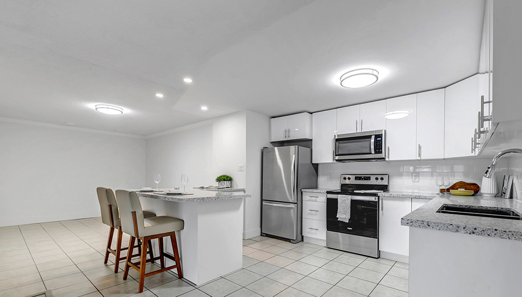 Rivers Edge 1 Renovated Kitchen With Breakfast Bar