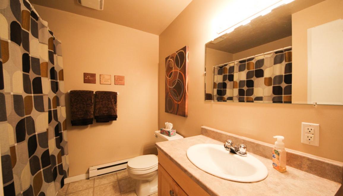 Kendra Street Bathroom Image
