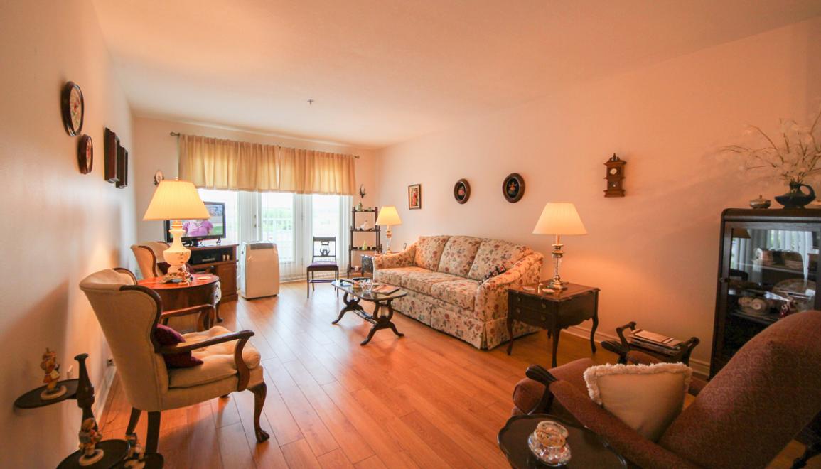 Cambridge Court Apartments Living Room Image