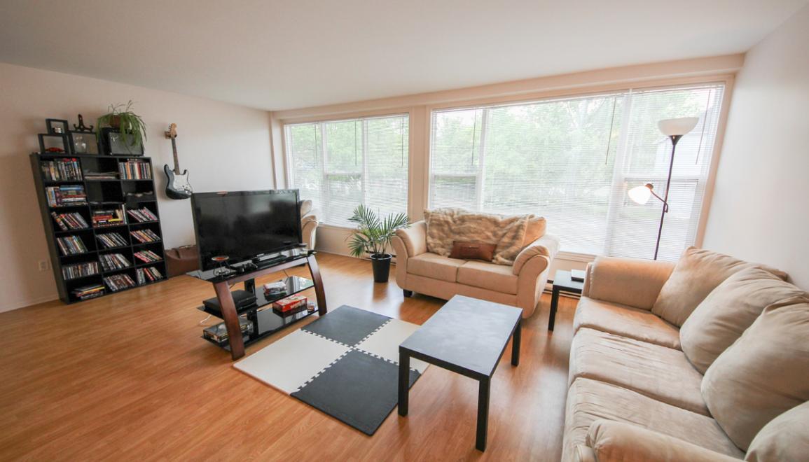 Centennial Towers & Braemore Plaza Living Room Image