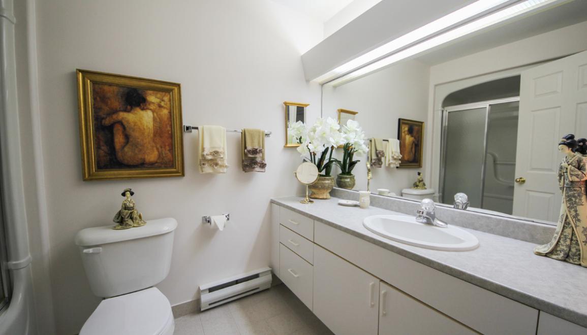 Cambridge Court Apartments Bathroom Image