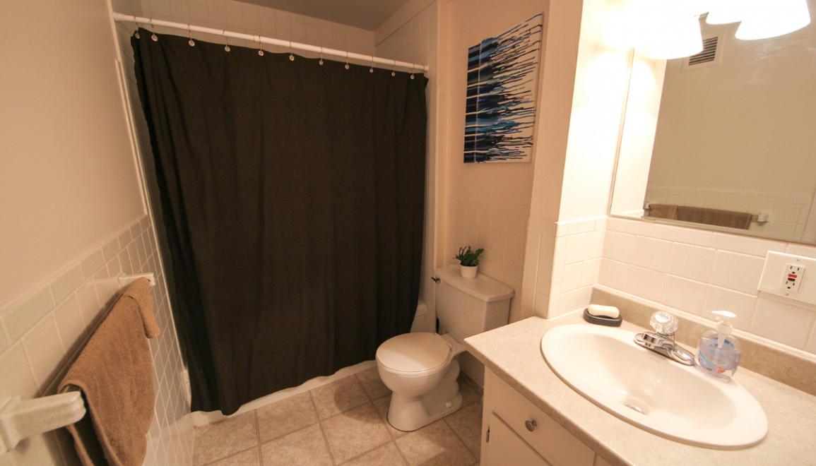 Centennial Towers & Braemore Plaza Bathroom Image