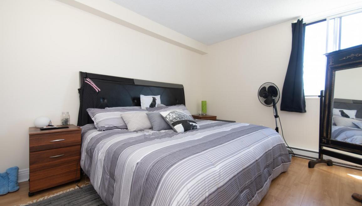 Forest Hills Towers Bedroom Image