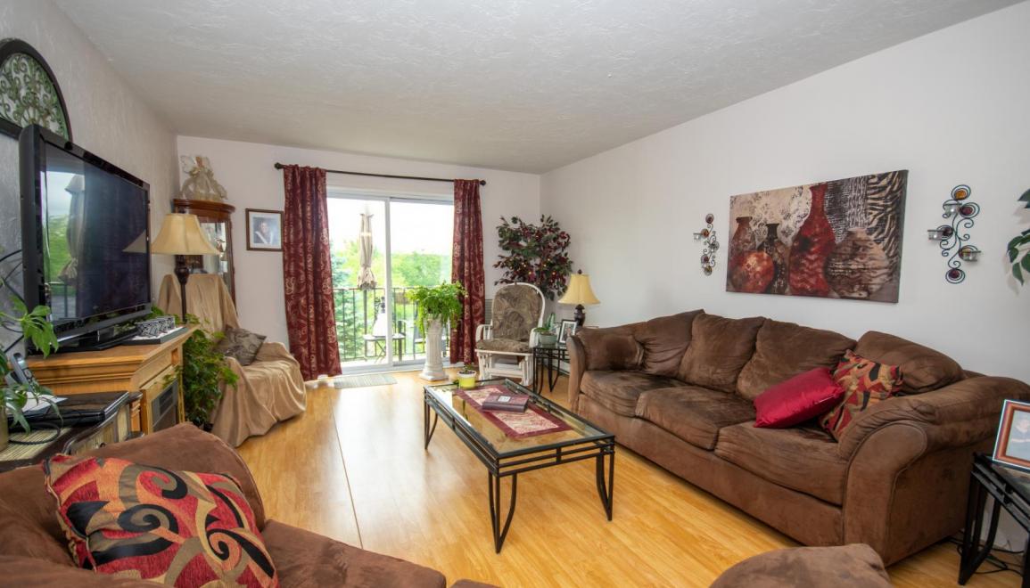 Lakeview Estates Living Room Image