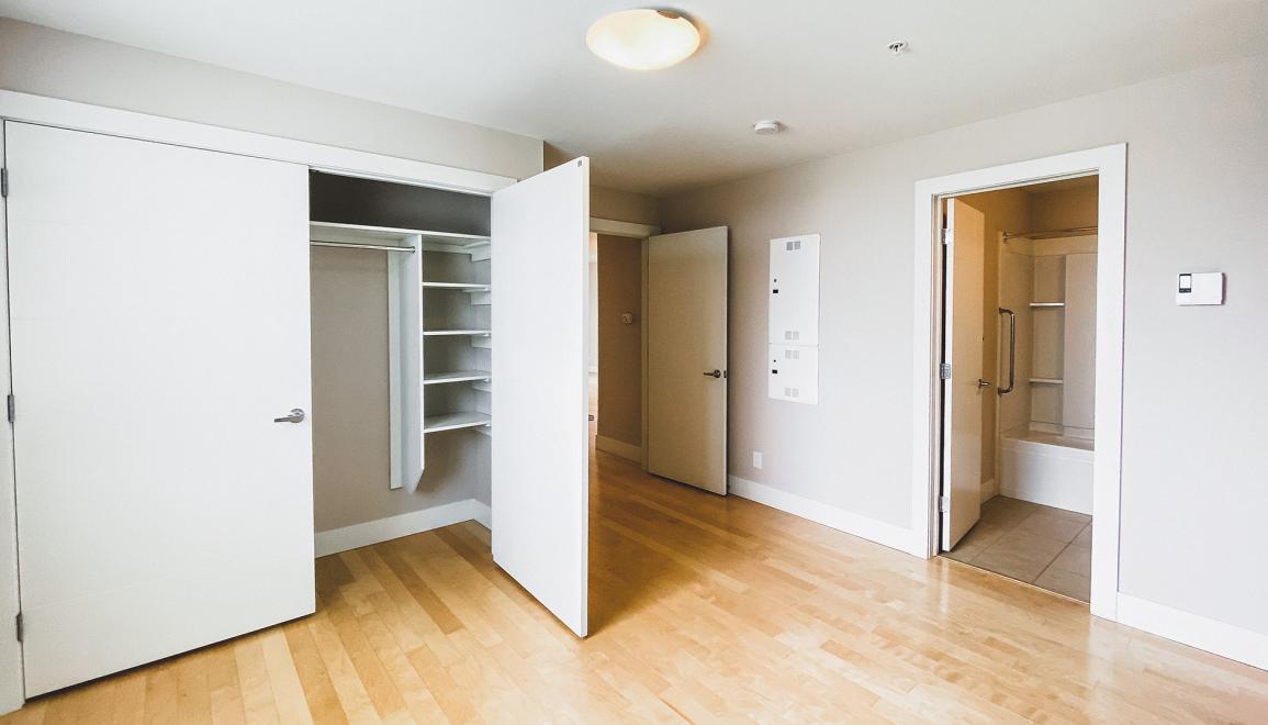 Bennett House Apartments Bedroom With Closet Image