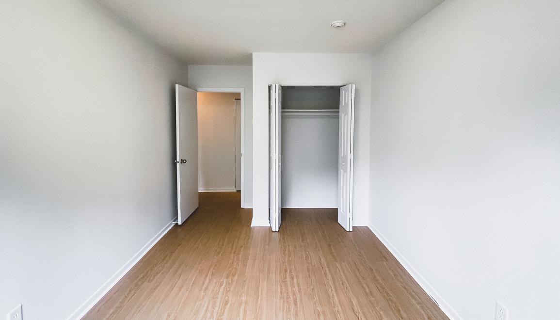 Cornwall Manor Apartments Bedroom With Closet Image