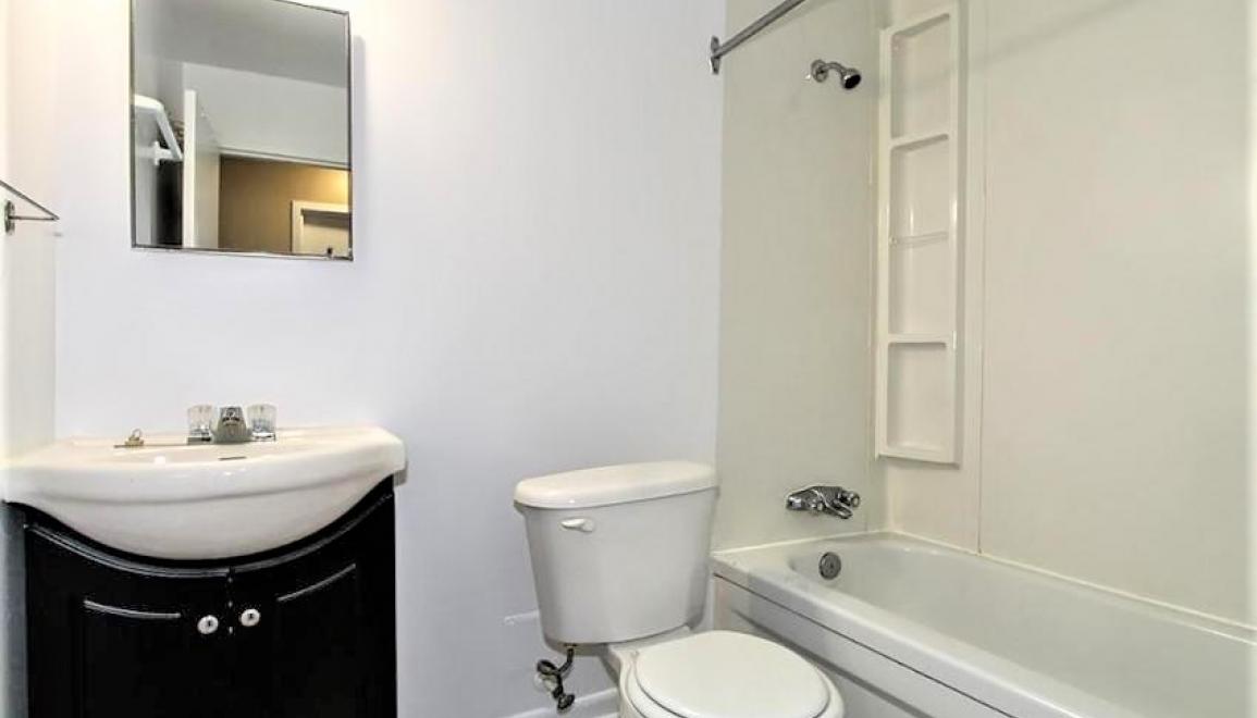 Pleasant View Apartments Bathroom Image
