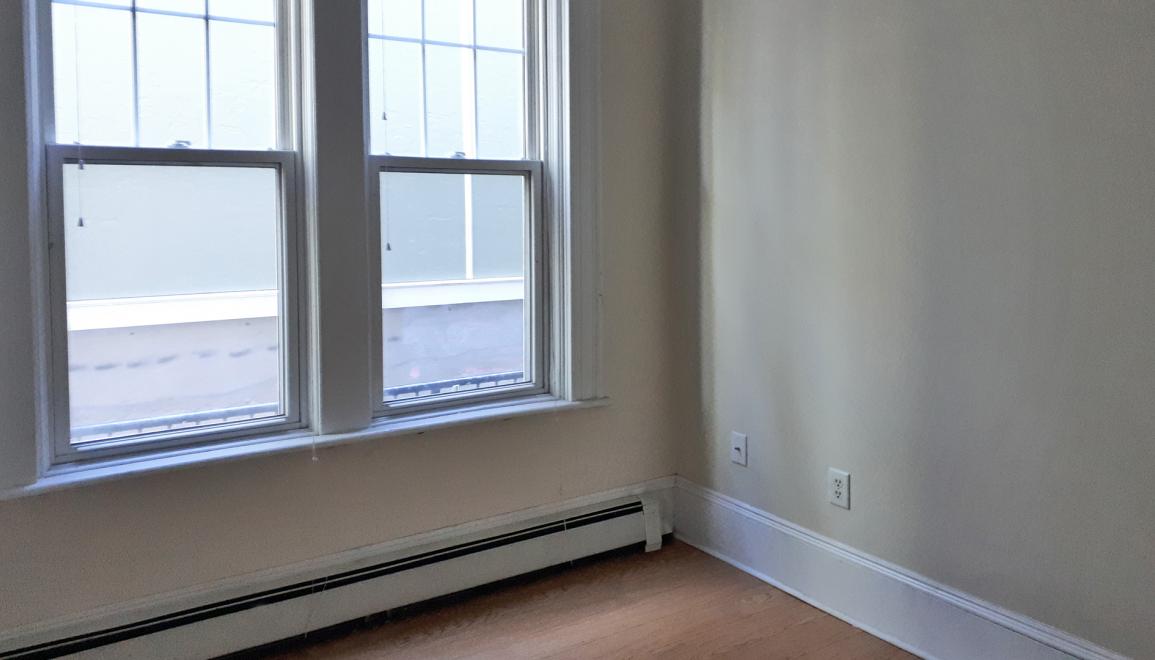 6087 South Street Living Room Image