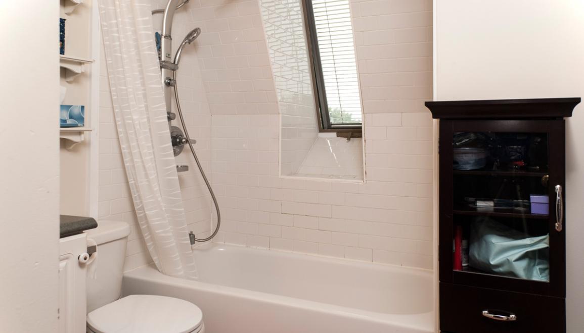 South Street Apartments Bathroom Image
