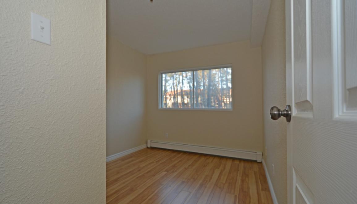 10-214 Harlington Crescent Bedroom Image