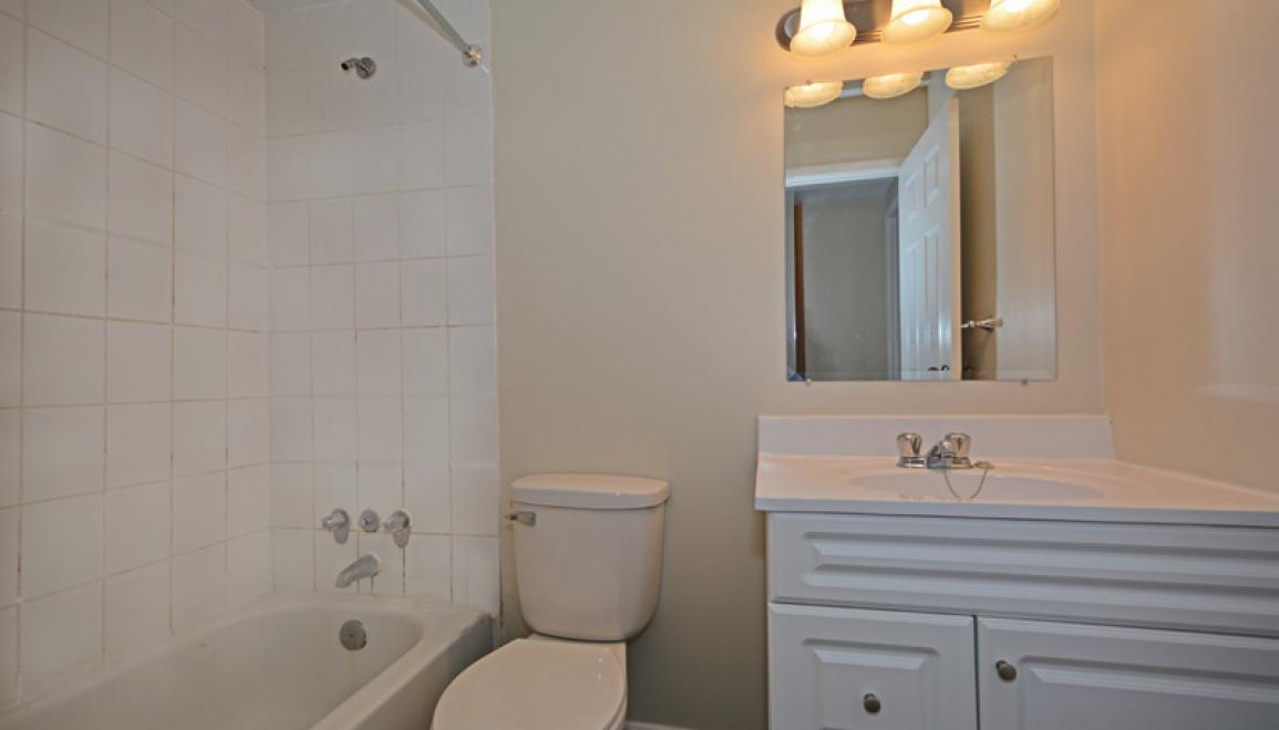 10-214 Harlington Crescent Bathroom Image
