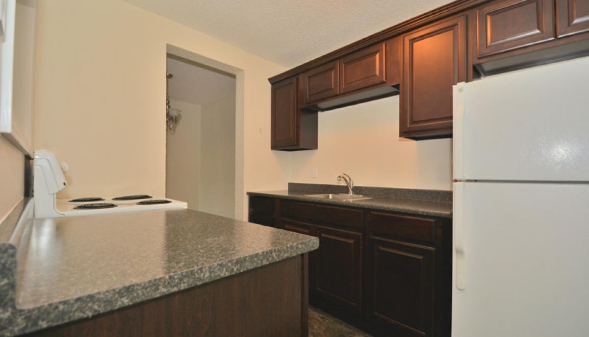 10-214 Harlington Crescent Kitchen Image