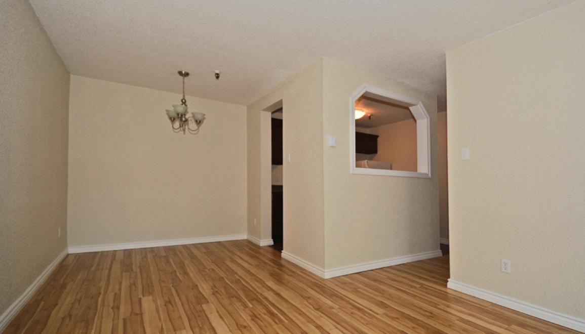 10-214 Harlington Crescent Dining Room Image