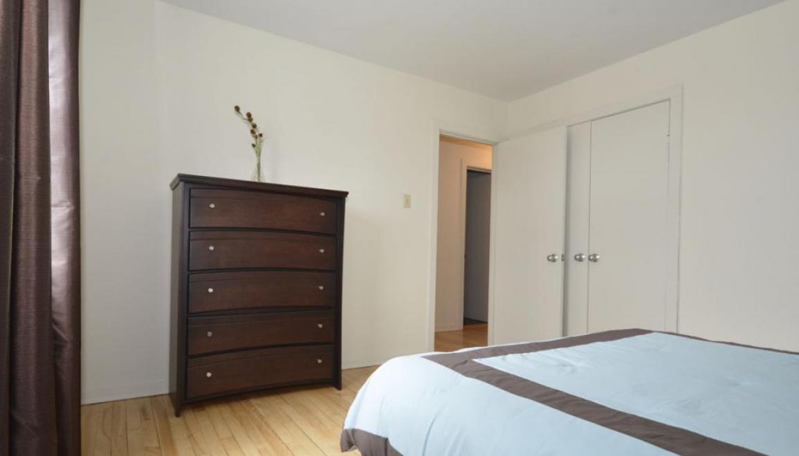 Lakefront Apartments Bedroom 2 Image