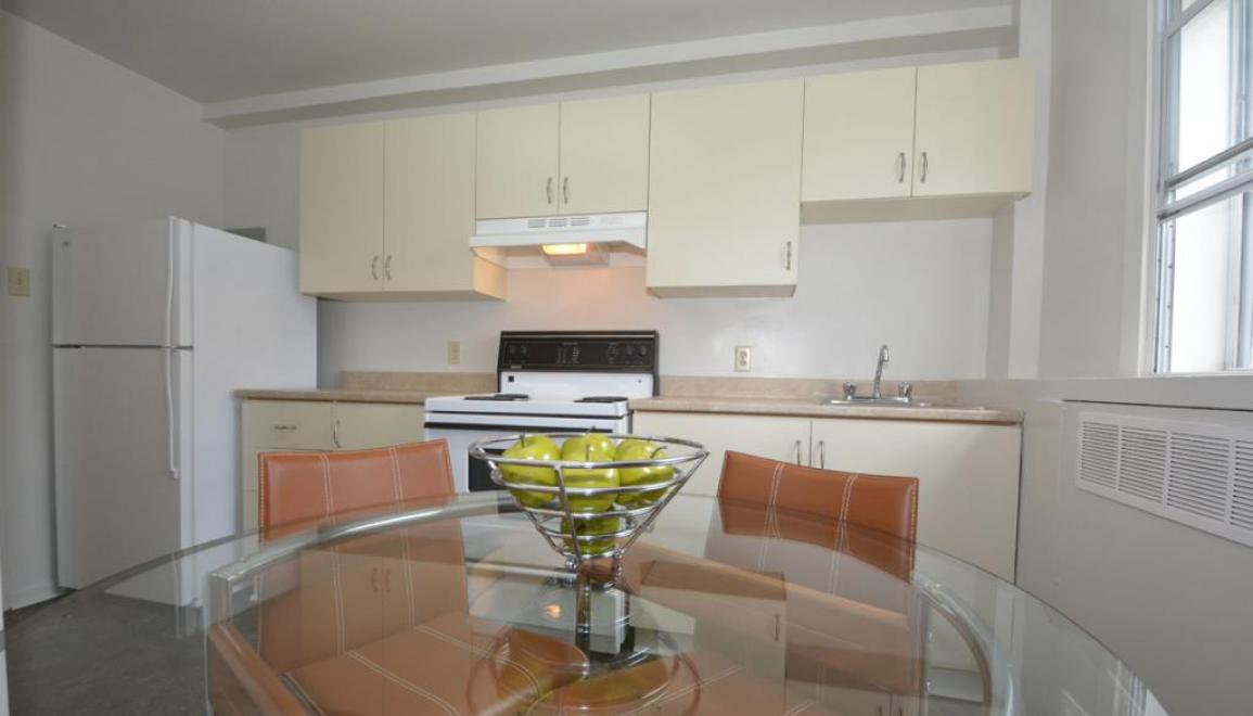 Lakefront Apartments Kitchen and Dining Image