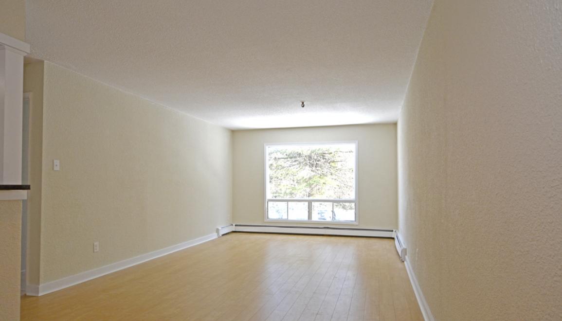 67-141 Harlington Crescent Living Room Image