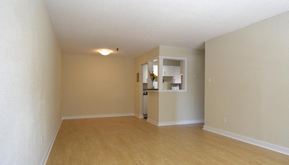 67-141 Harlington Crescent Dining Area & Living Room Image