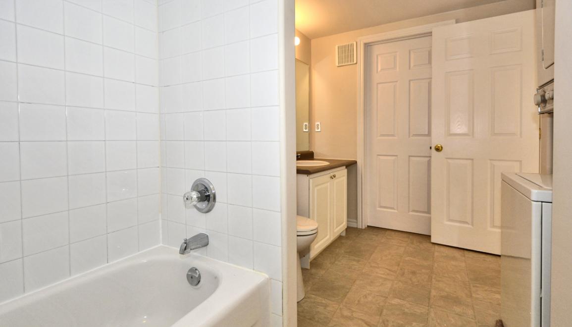 155 Stoneybrook Bathroom image