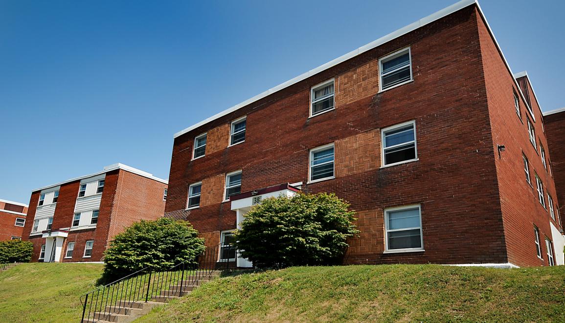 Lakefront Apartments Exterior Image 2