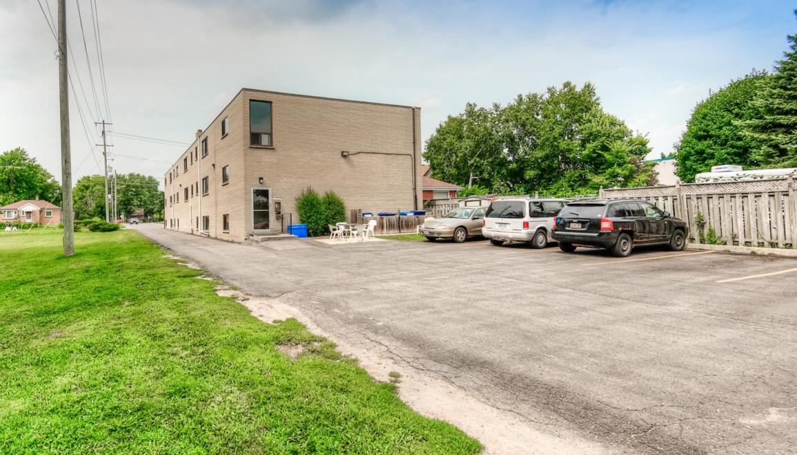 Trafalgar Place Apartments Exterior Parking Lot Image