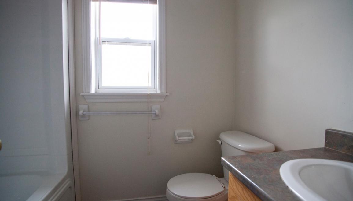 Burns Avenue Bathroom Image