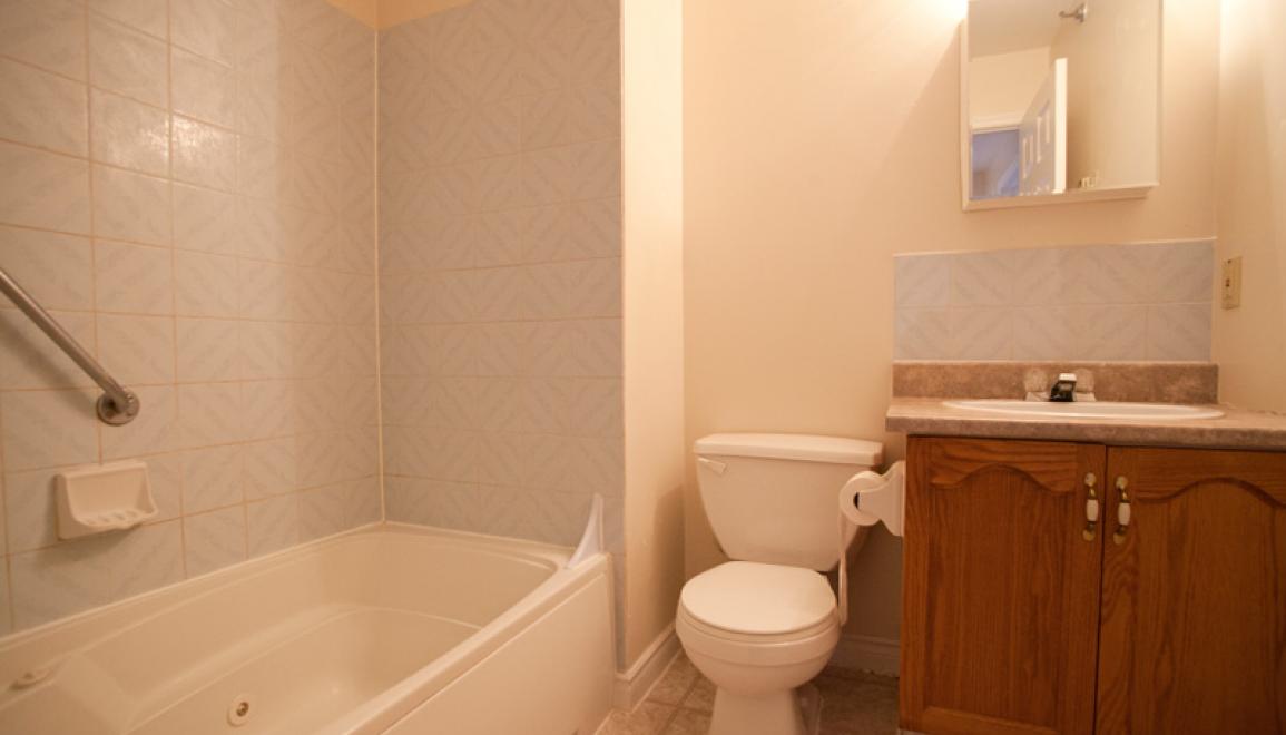 Kensington Court Bathroom Image