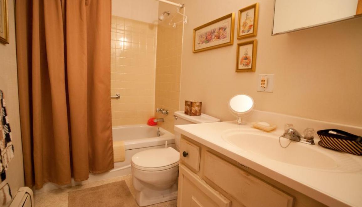 Queen Street Apartment Bathroom Image